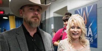 Bryan Seaver junto a su tía Dolly Parton en un evento de la CMA
