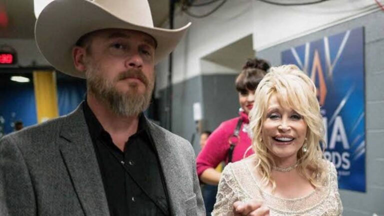 Bryan Seaver junto a su tía Dolly Parton en un evento de la CMA