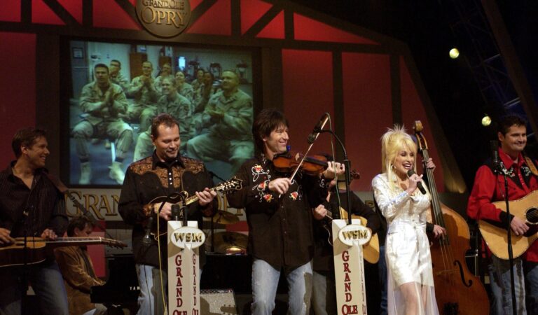 La hermana de Dolly Parton reveló por qué la cantante ocultó que tenía cáncer