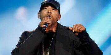 Don Omar canta durante un concierto