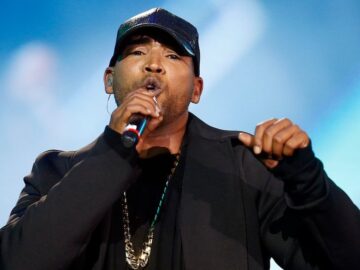 Don Omar canta durante un concierto