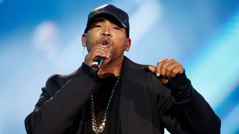 Don Omar canta durante un concierto