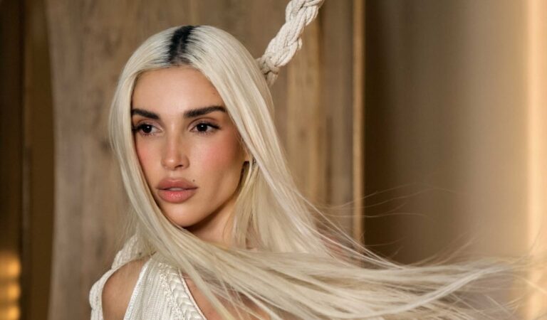 Elena Rose caminó frente a la Torre Eiffel: la venezolana debutó en Le Défilé de L’Oréal
