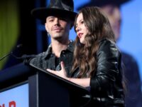 Jesse & Joy durante una presentación en vivo