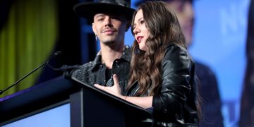 Jesse & Joy durante una presentación en vivo
