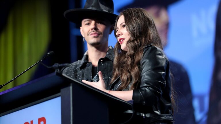 Jesse & Joy durante una presentación en vivo