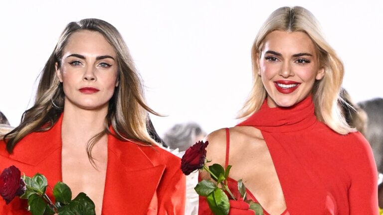 Cara Delevingne y Kendall Jenner en una pasarela