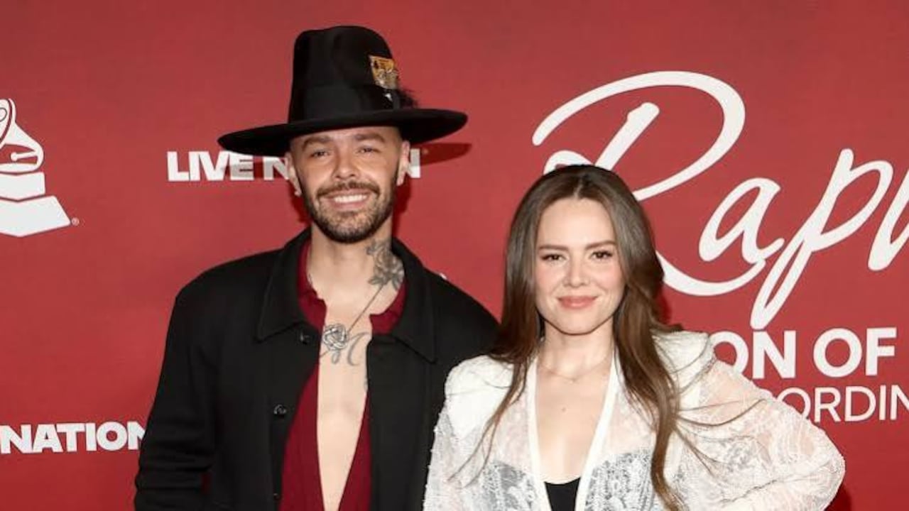 Jesse y Joy Huerta juntos en una alfombra roja de los Latin Grammy