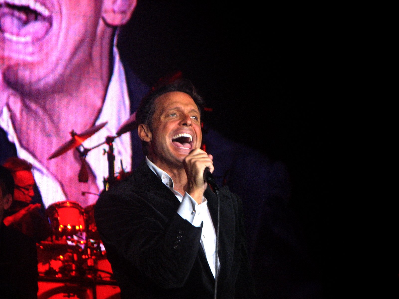 Luis Miguel durante un show de su gira C&oacute;mplices