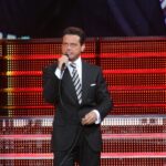 Luis Miguel canta con el micrófono en mano durante un concierto