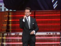 Luis Miguel canta con el micrófono en mano durante un concierto