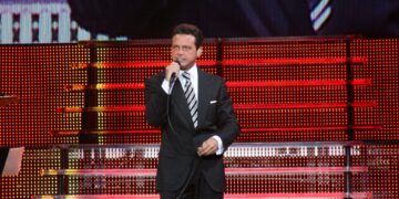 Luis Miguel canta con el micrófono en mano durante un concierto
