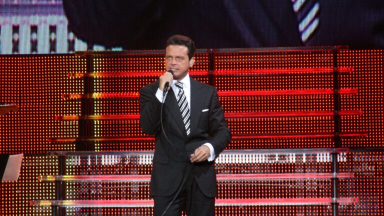 Luis Miguel canta con el micrófono en mano durante un concierto