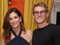 Cindy Crawford junto a su hijo Presley Gerber en un evento