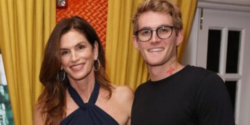 Cindy Crawford junto a su hijo Presley Gerber en un evento