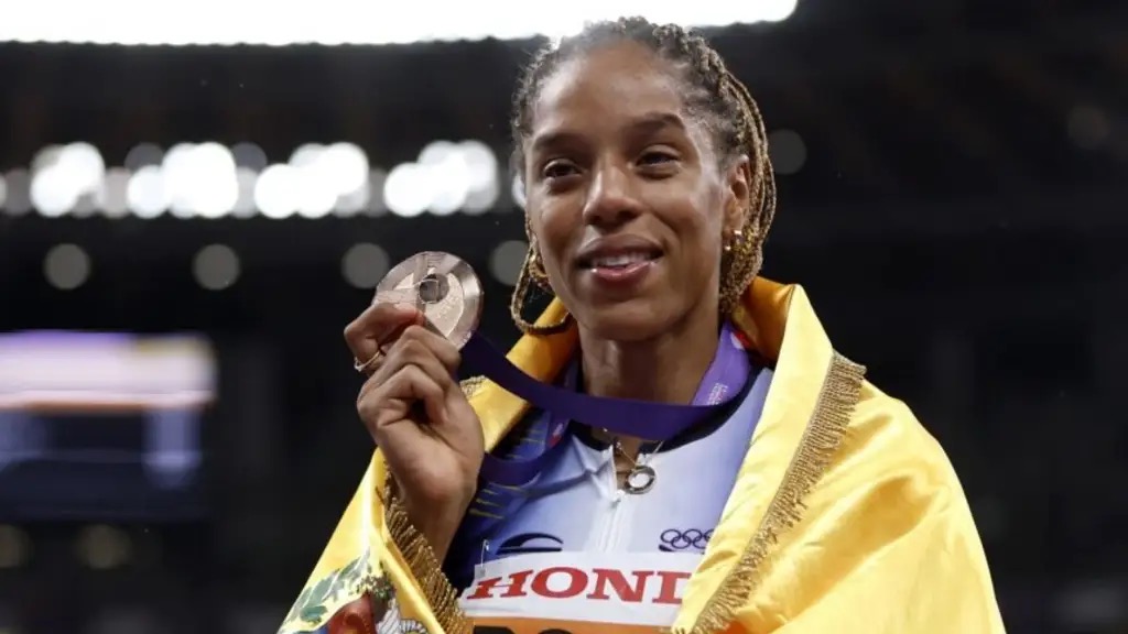 Yulimar Rojas celebra con la medalla de bronce en el Mundial de Atletismo de Tokio