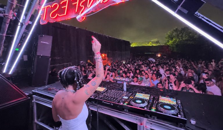 Cristal Power: la artista venezolana que transforma diez años de trayectoria internacional en su primer álbum