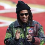 Jay-Z con chaqueta de la NFL en el campo del Super Bowl LVIII