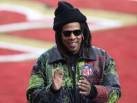 Jay-Z con chaqueta de la NFL en el campo del Super Bowl LVIII