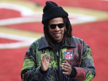 Jay-Z con chaqueta de la NFL en el campo del Super Bowl LVIII