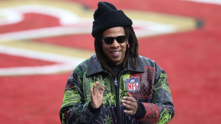 Jay-Z con chaqueta de la NFL en el campo del Super Bowl LVIII