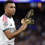 Kylian Mbappé con la camiseta del Real Madrid en el Santiago Bernabéu