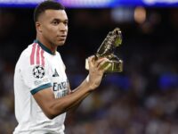 Kylian Mbappé con la camiseta del Real Madrid en el Santiago Bernabéu
