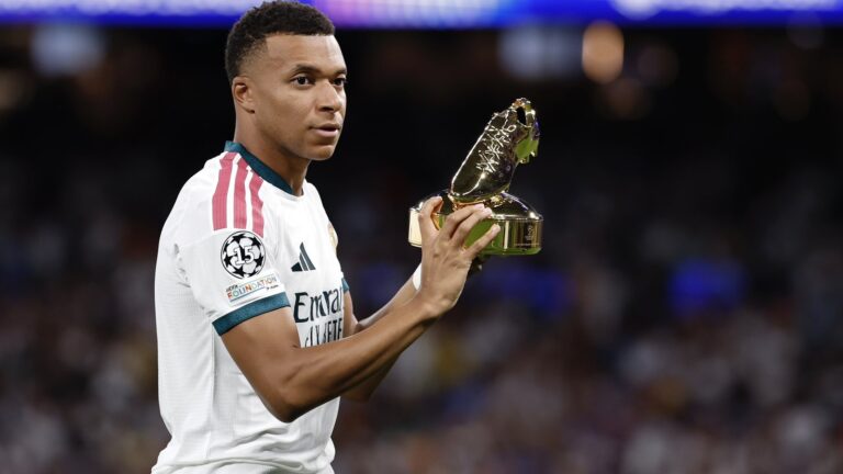 Kylian Mbappé con la camiseta del Real Madrid en el Santiago Bernabéu